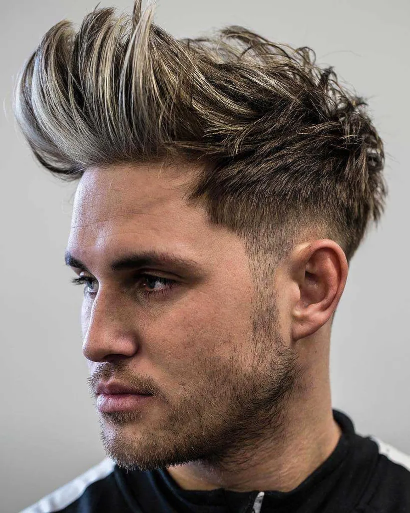 21 cortes de pelo de moda Faux Hawk Fade para hombres en 2026' title=