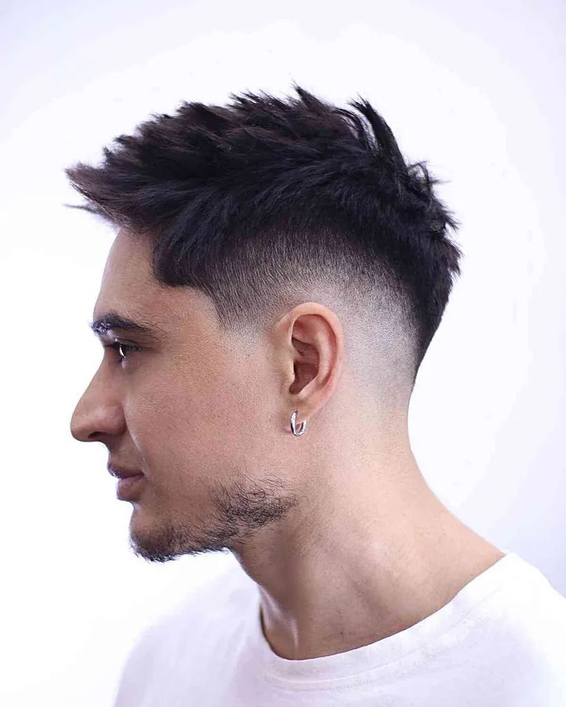 21 cortes de pelo de moda Faux Hawk Fade para hombres en 2026' title=