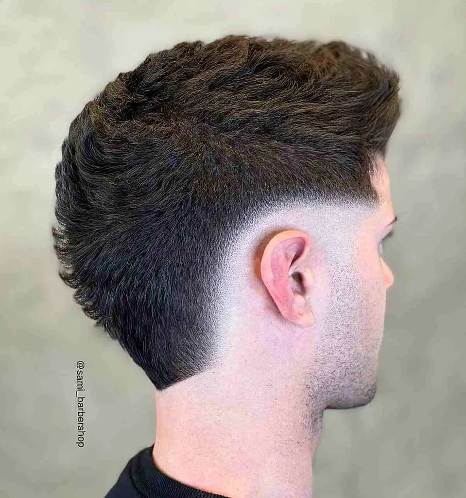 21 cortes de pelo de moda Faux Hawk Fade para hombres en 2026' title=