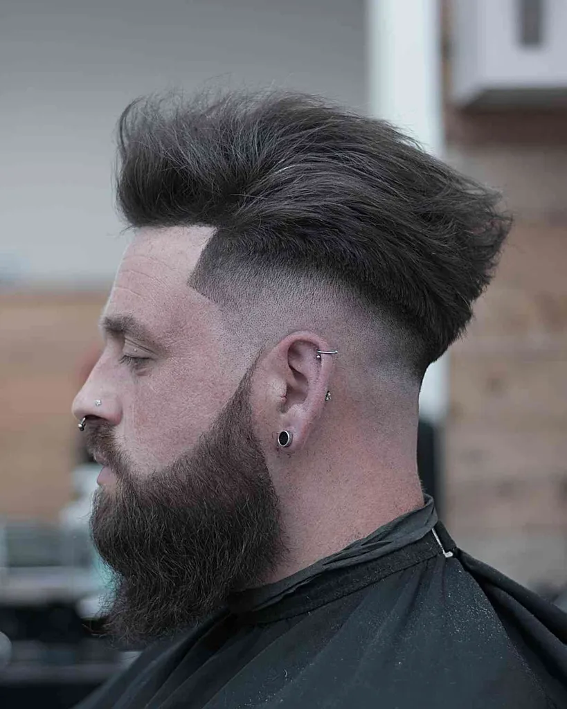 21 cortes de pelo de moda Faux Hawk Fade para hombres en 2026' title=