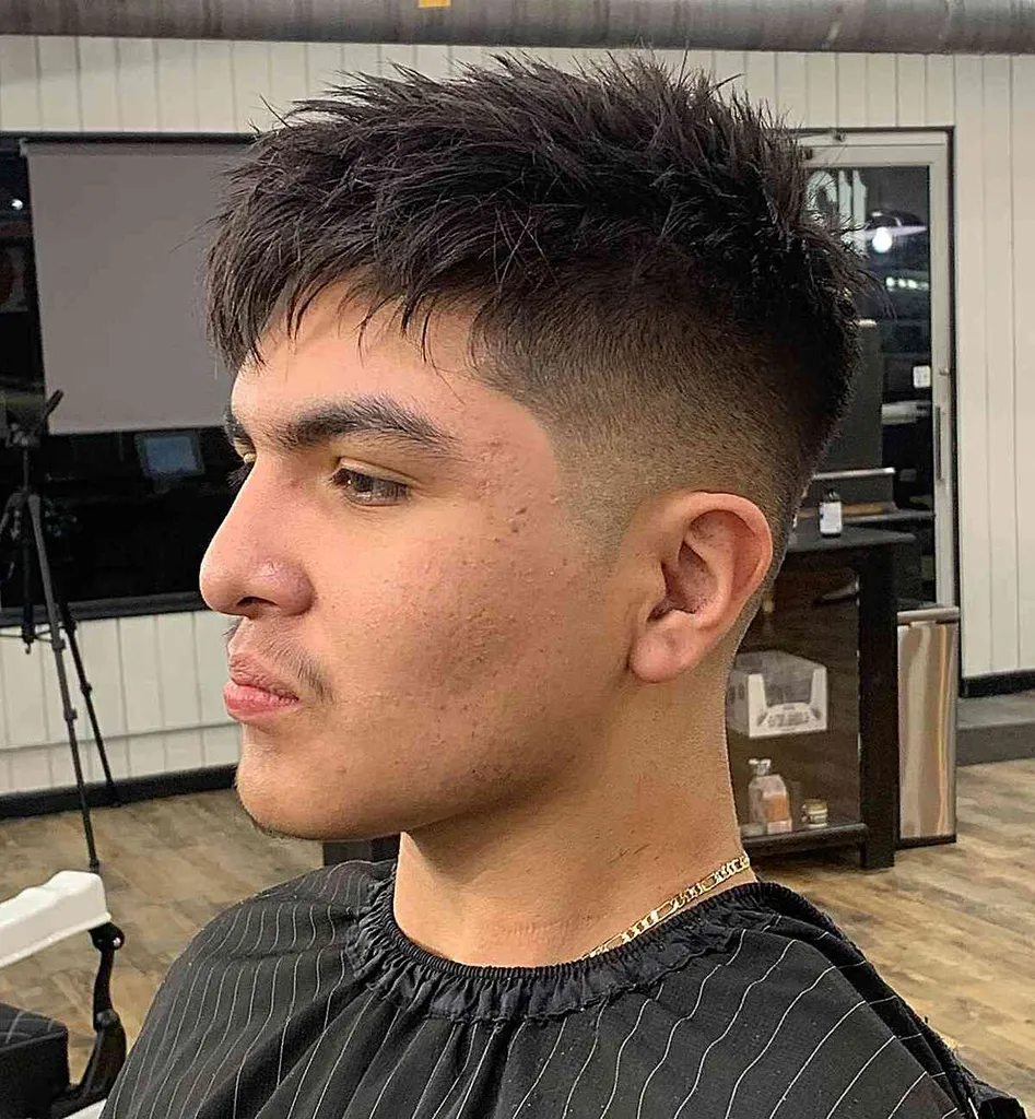 Corte de pelo francés desordenado y puntiagudo con flecos en trozos para hombres' title=