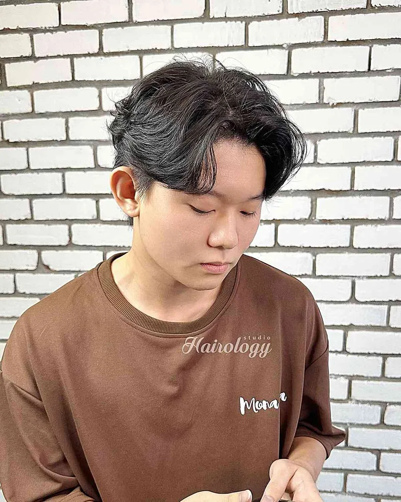 28 caras incríveis com cortes de cabelo de dois blocos estão fazendo em 2026' title=