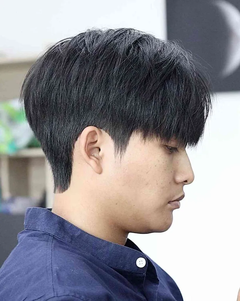 28 caras incríveis com cortes de cabelo de dois blocos estão fazendo em 2026' title=