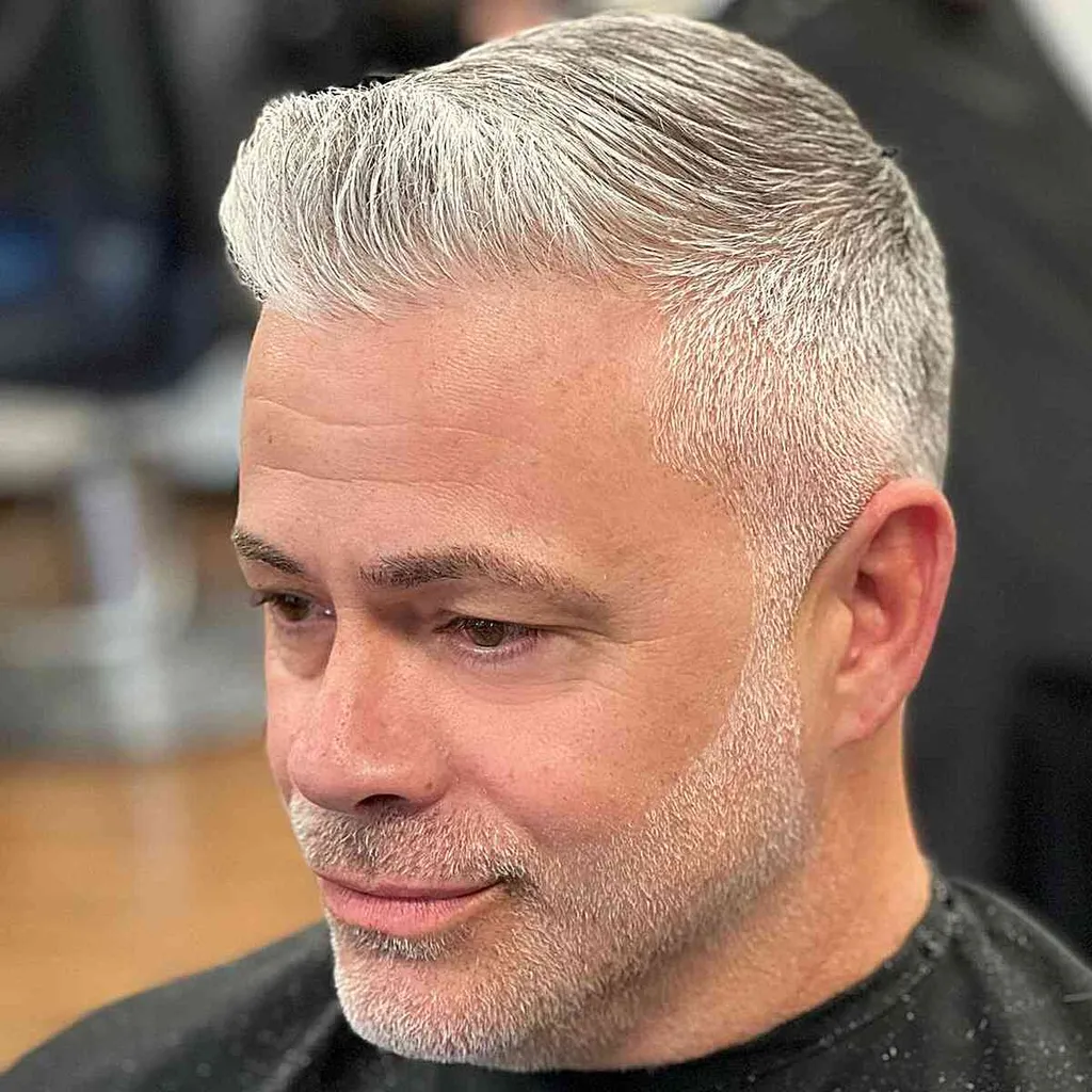 Silver Fox Comb Over לגברים מבוגרים' title=