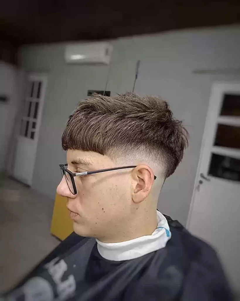 Rörig texturerad fransk skörd med trubbig lugg för killar med glasögon' title=