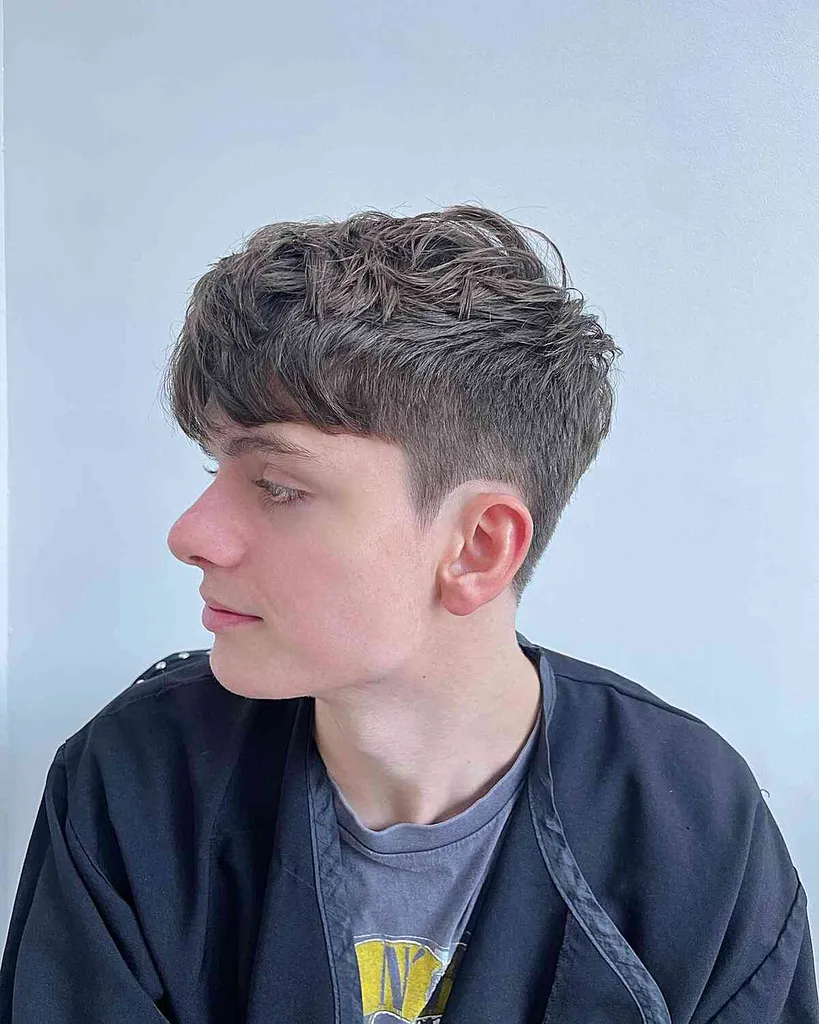 Texturerad fransk gröda med helfransar för unga pojkar' title=