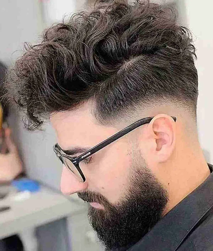 Obrázok vyblednutého pánskeho krátkeho strihu' title=