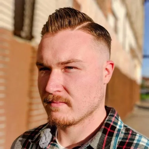 Calvície alta com parte de linha dura' title=