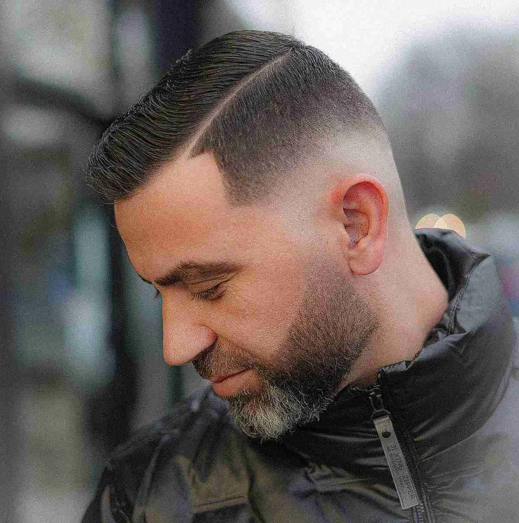 30 ideias de cortes de cabelo e penteados difíceis para homens em 2025