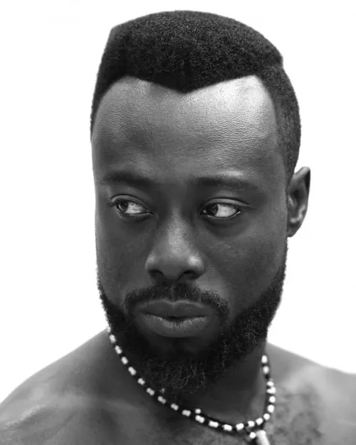 30 geriausių aukštų ir griežtų kirpimų vyrams, norintiems švariai nukirpti' title=