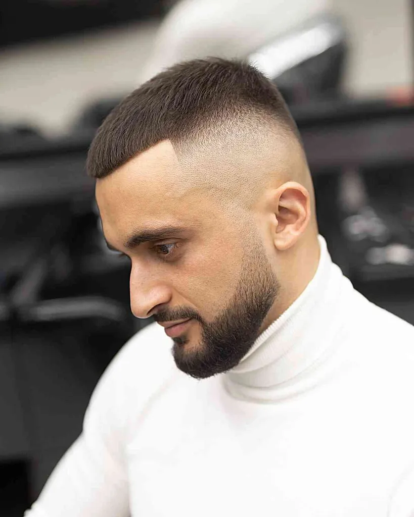 Aptempta ir aukšta su barzda vyrams' title=