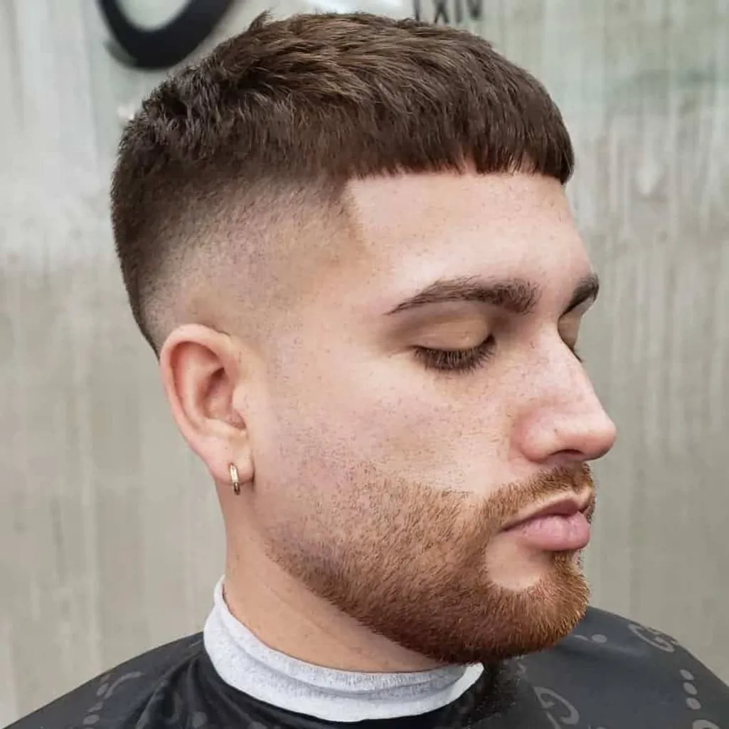 Pielea se estompează cu breton scurt și barba se estompează' title=