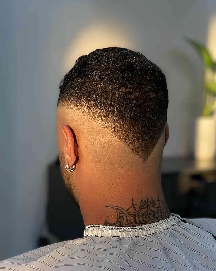 Bald Faded cu un V-Cut Back pentru băieți' title=