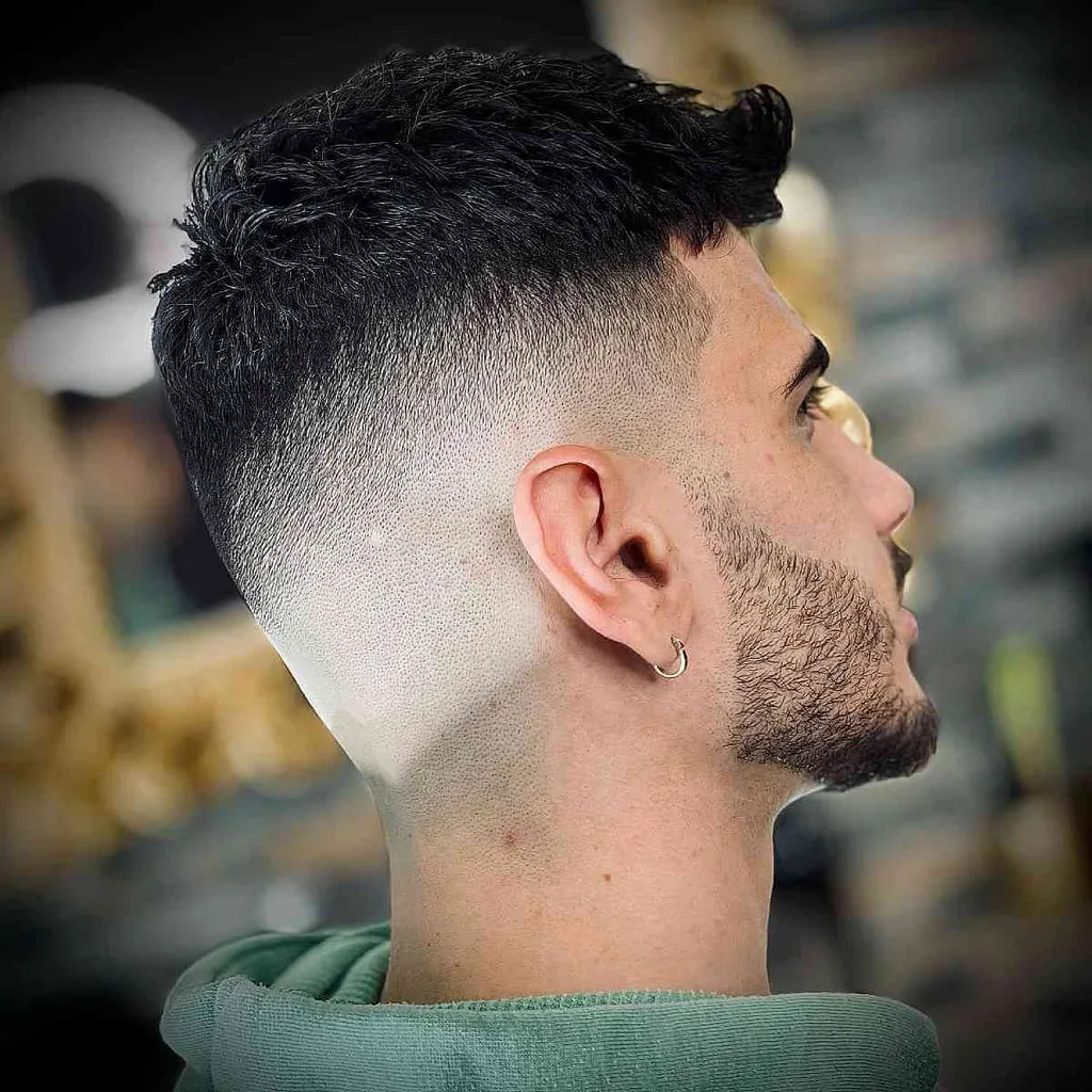 Mid Bald Fade pentru păr creț' title=