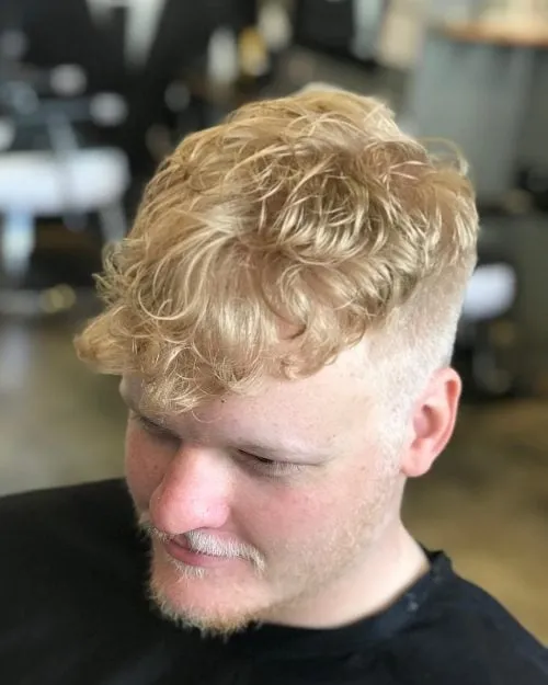 Corte de cabelo bagunçado César para cabelos de comprimento médio a longo' title=