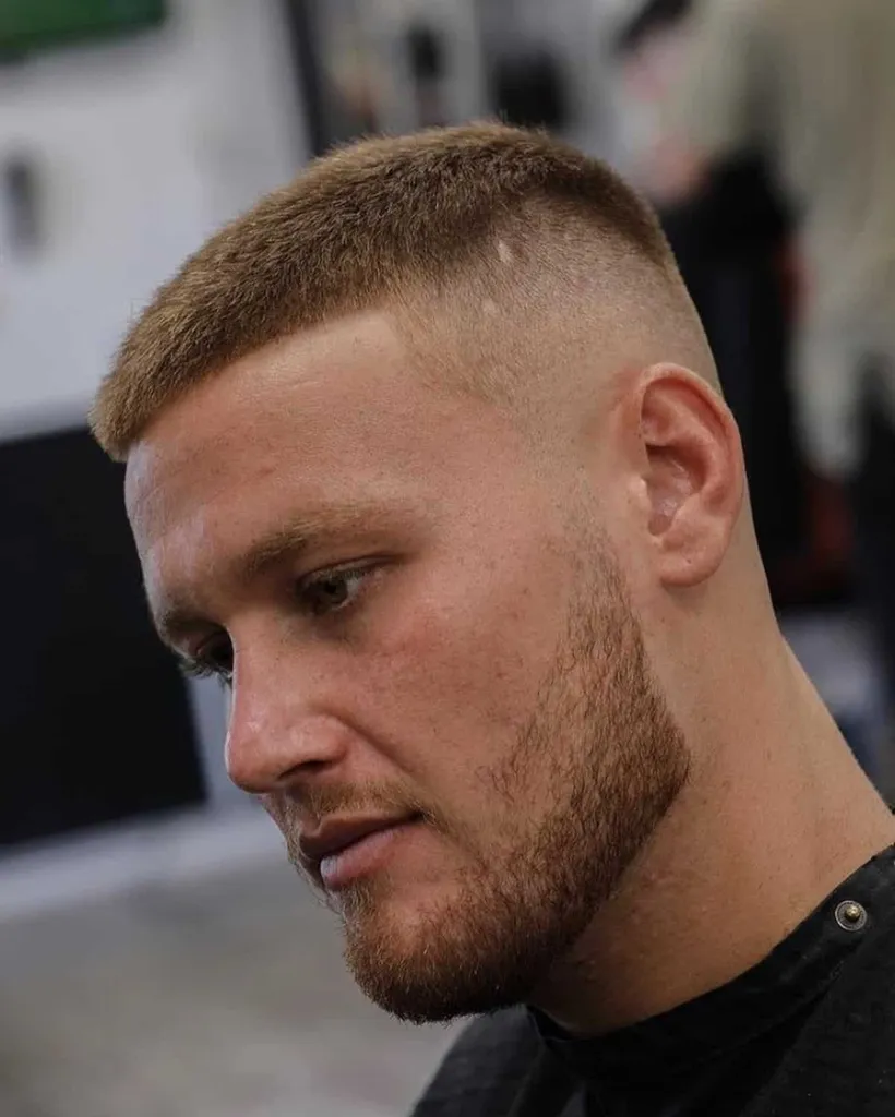 Tăierea lungă Buzz cu tunsoare Skin Fade' title=