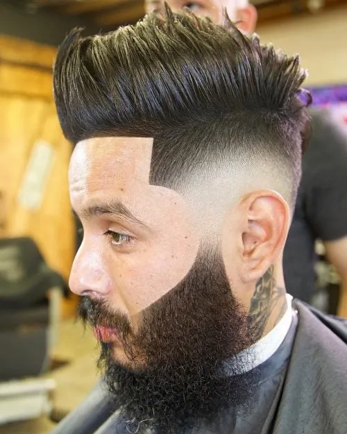 Pompadour élevé avec fondu chauve et racine des cheveux pointue' title=
