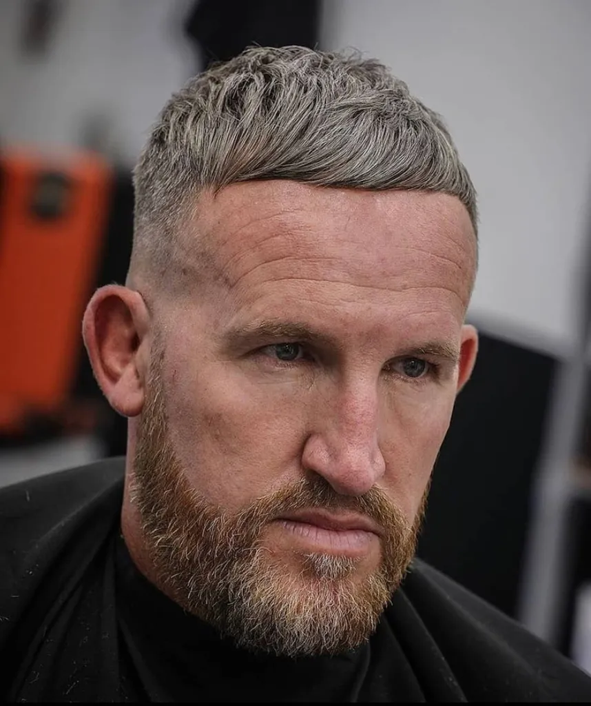 Long sur le dessus avec des côtés courts pour les hommes plus âgés' title=