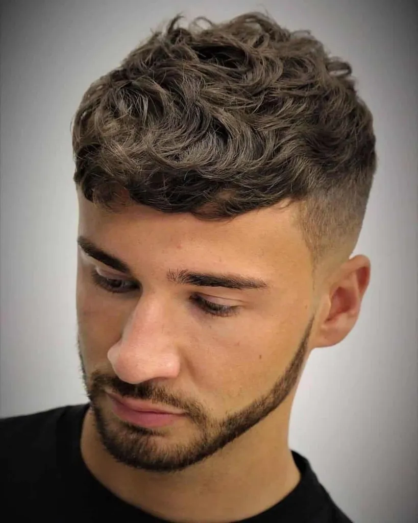 Corte inferior masculino com ondas grossas' title=
