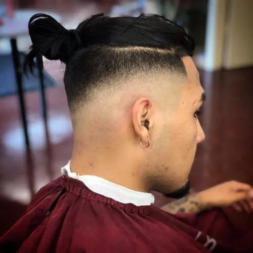 Penteado de coque masculino com corte inferior' title=