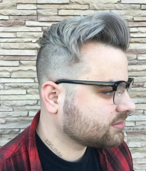 Penteado masculino com corte inferior lateral' title=