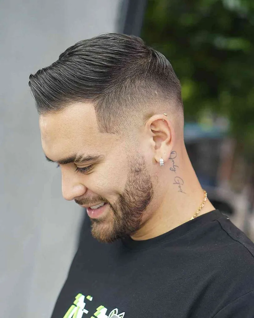 Klasikinis „Quiff Taper Fade“ kirpimas' title=
