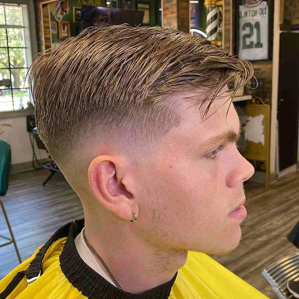 Elegantiškas ilgas viršus ir siaurėjantys trumpi šonai vyrams' title=