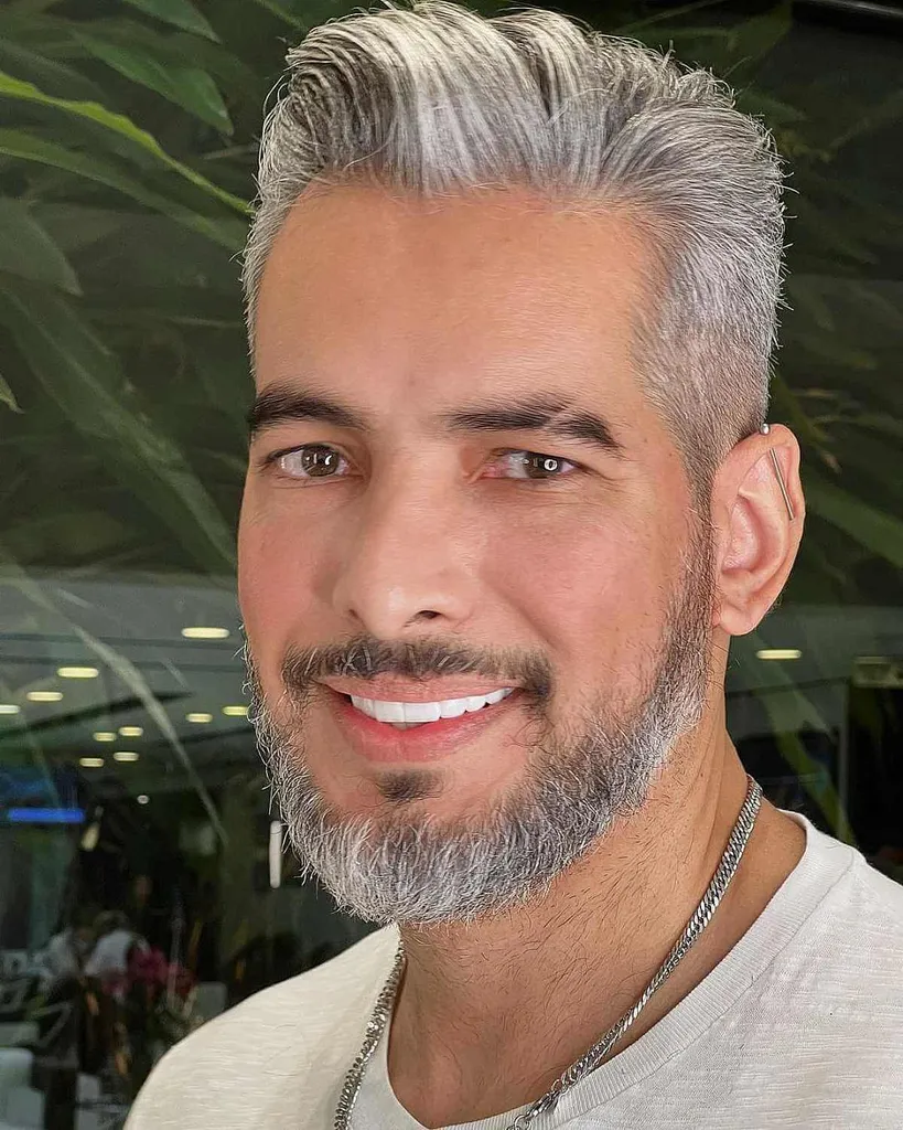 גזרה דהויה בצבע כסף לגברים' title=