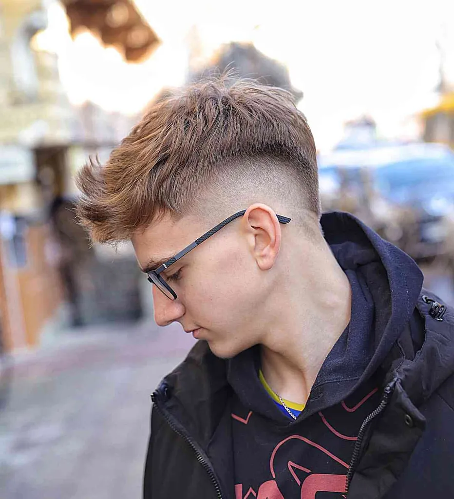 גבר שחור עם תספורת דהייה מתפרצת' title=