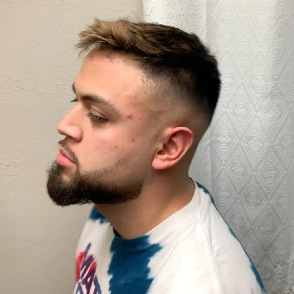 High Top Fade med skarp skägghals' title=