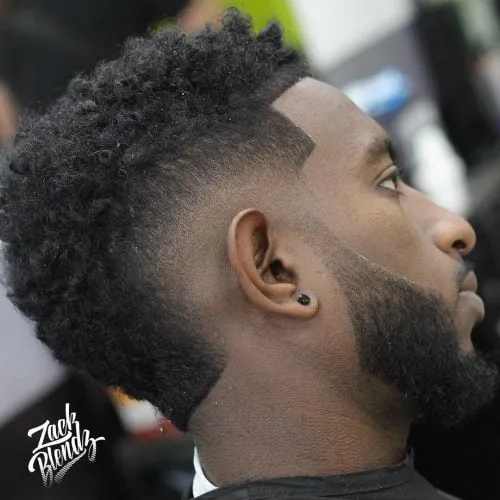 Corte desbotado Faux Hawk para homens negros' title=