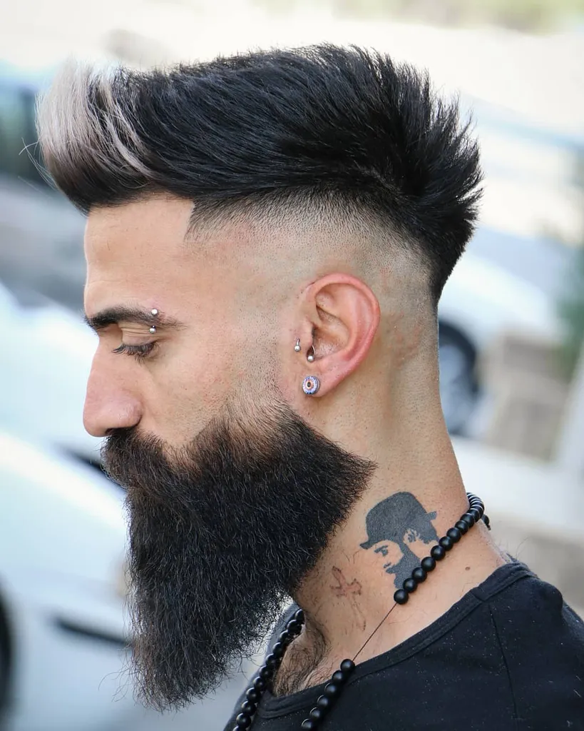 Pompadour Mohawk com careca desbotada' title=