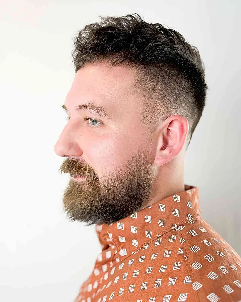 21 cortes de cabelo modernos Faux Hawk Fade para homens em 2026