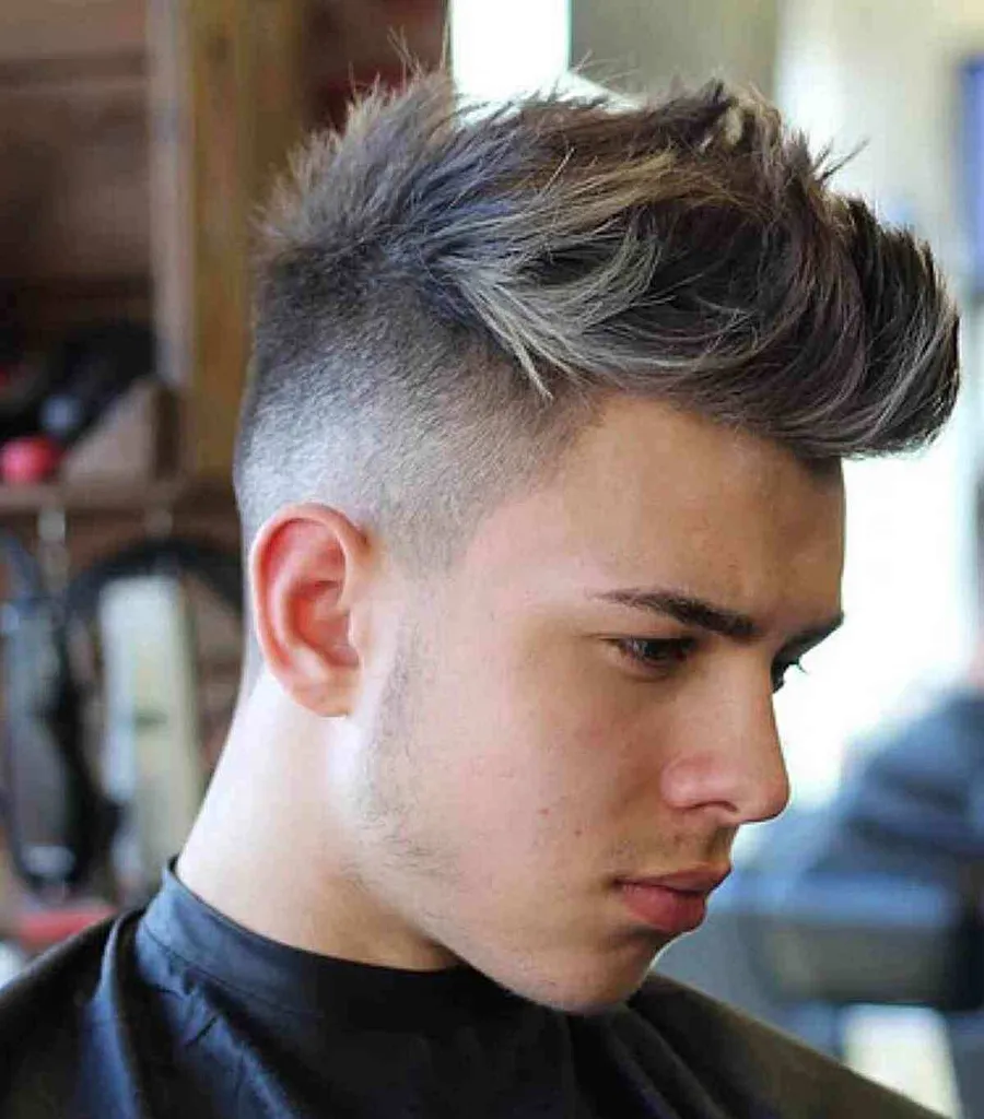Tekstureret Pomp Faux Hawk med høj fade til mænd' title=