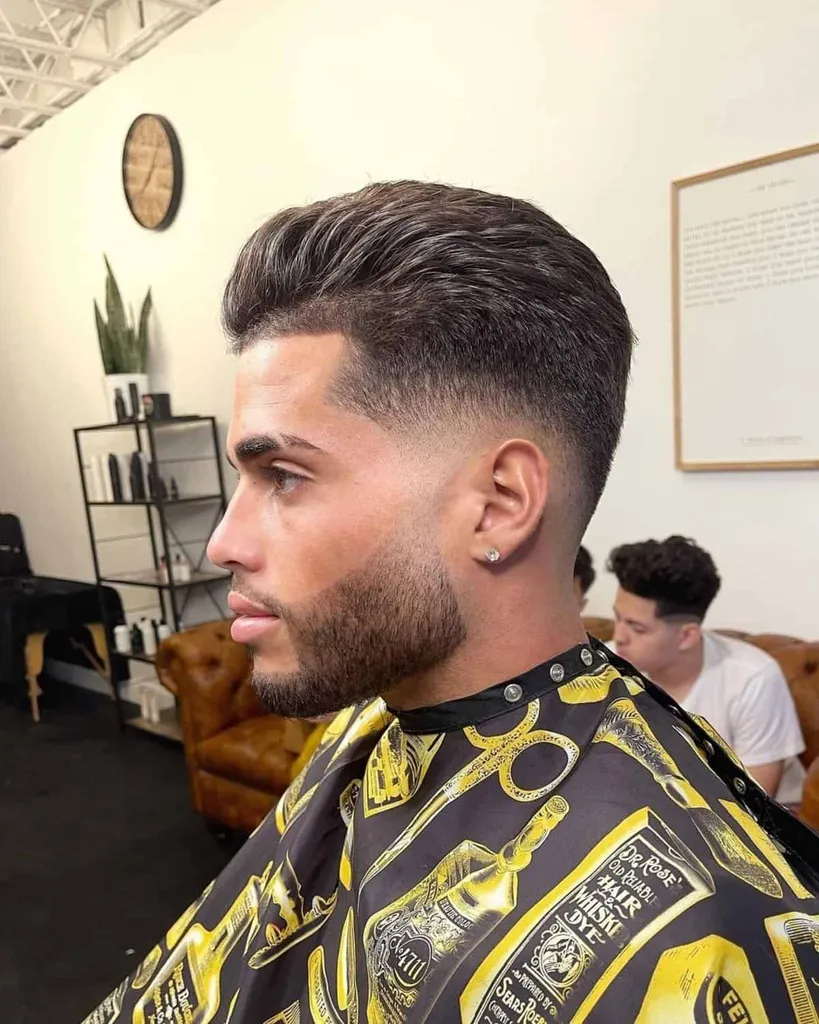 Faux Hawk med Temple Fade og Beard' title=