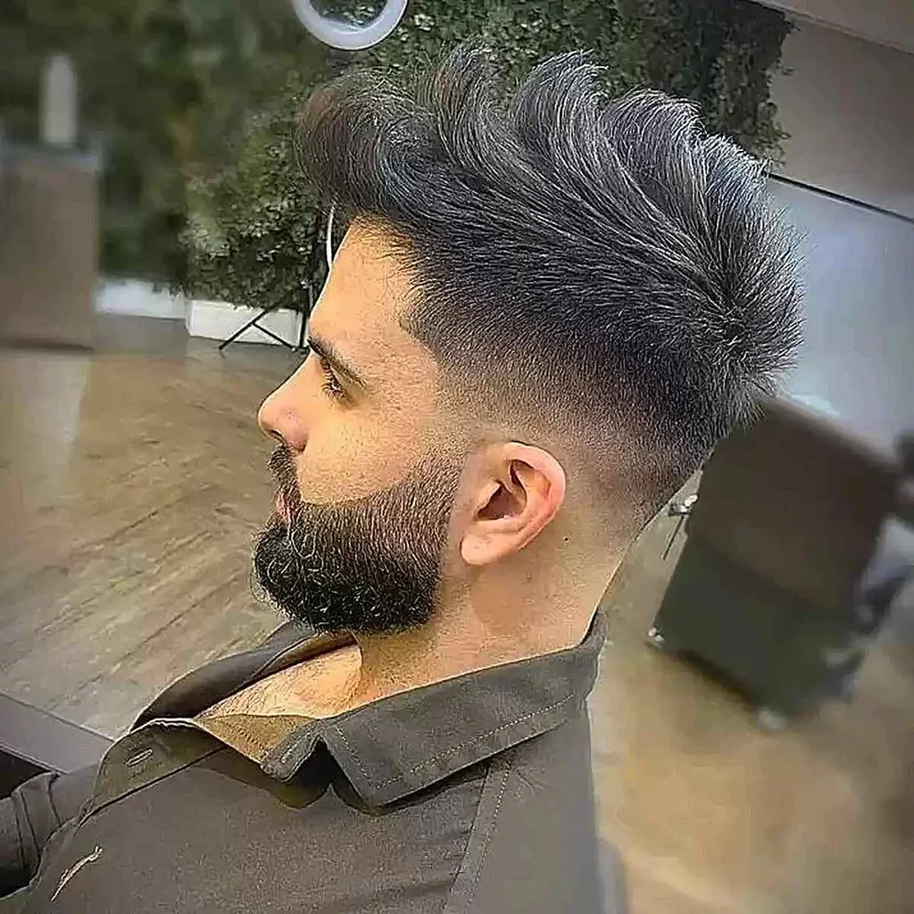 Layered Faux Hawk med Mid Fade og Thick Beard for Guys' title=