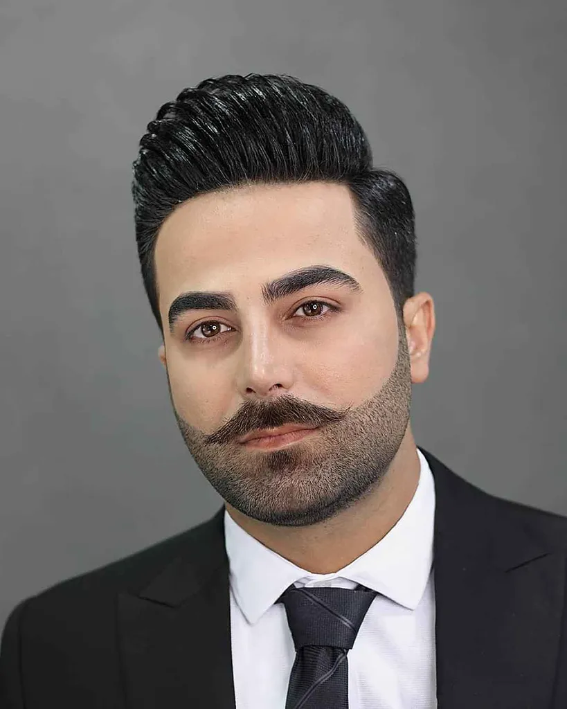 2026年にトレンドとなる37のモダンなコームオーバーヘアカット' title=