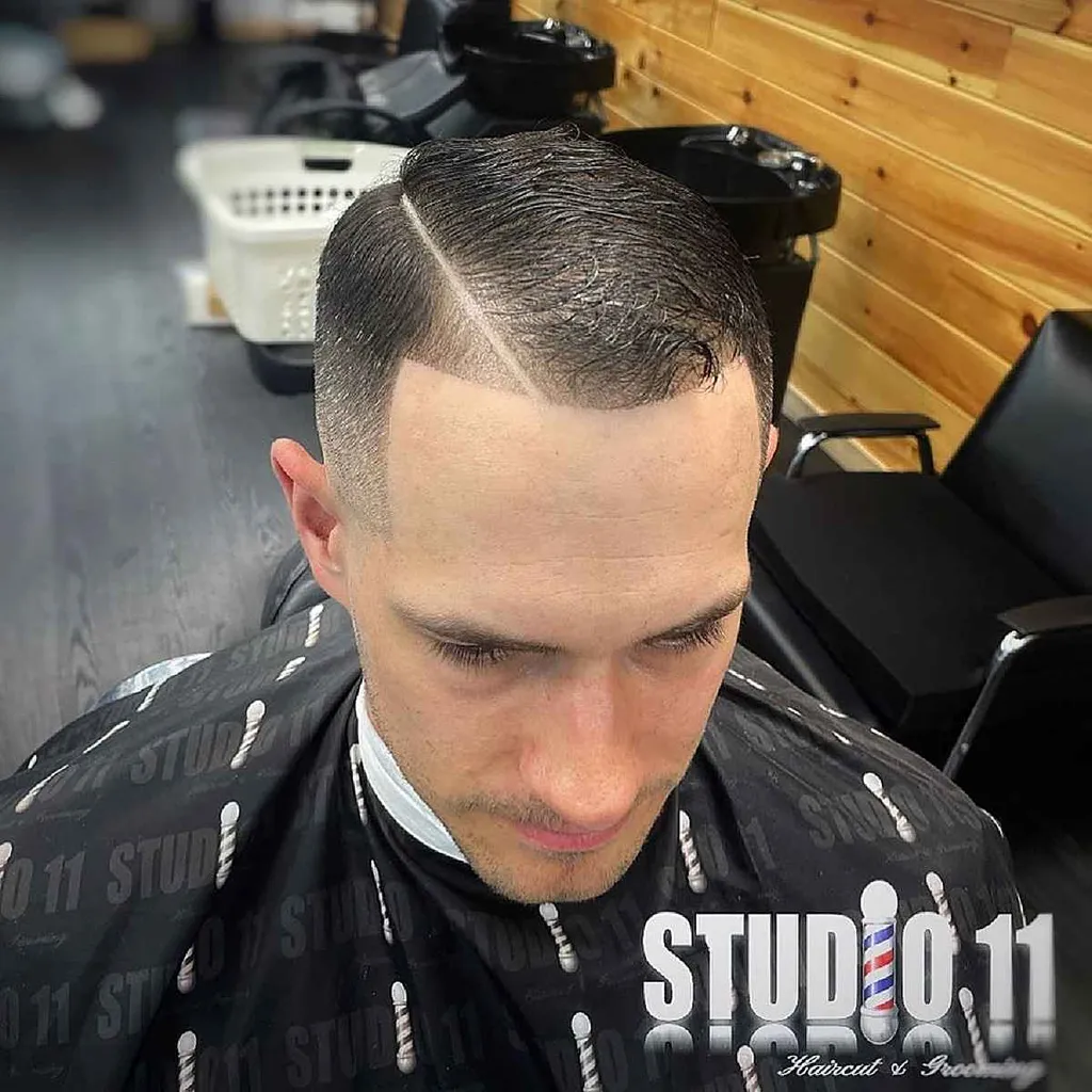 2026年にトレンドとなる37のモダンなコームオーバーヘアカット' title=