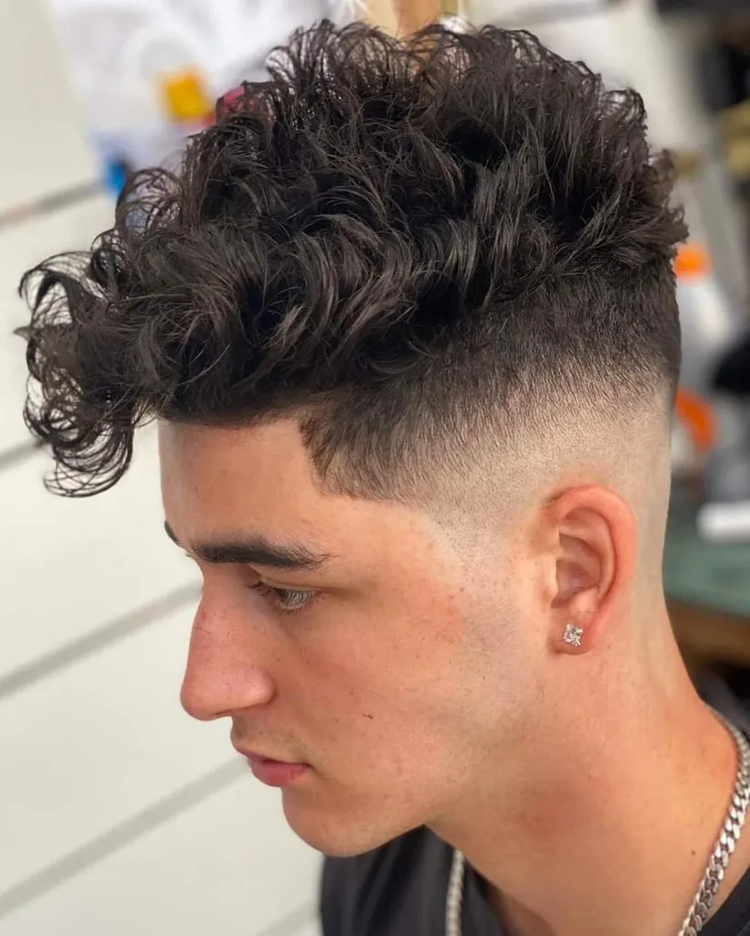 2026年にトレンドとなる37のモダンなコームオーバーヘアカット' title=