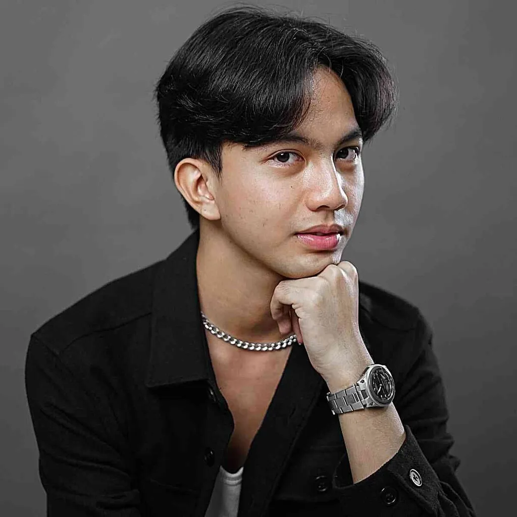 Pánský dvoublokový účes s ofinou na závěs' title=