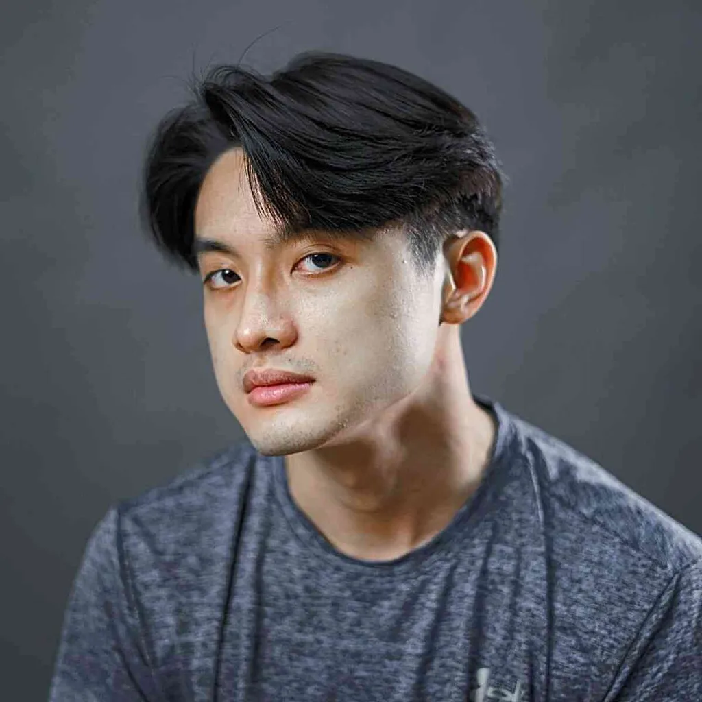 Dvoublokový střih se silnou ofinou pro muže' title=