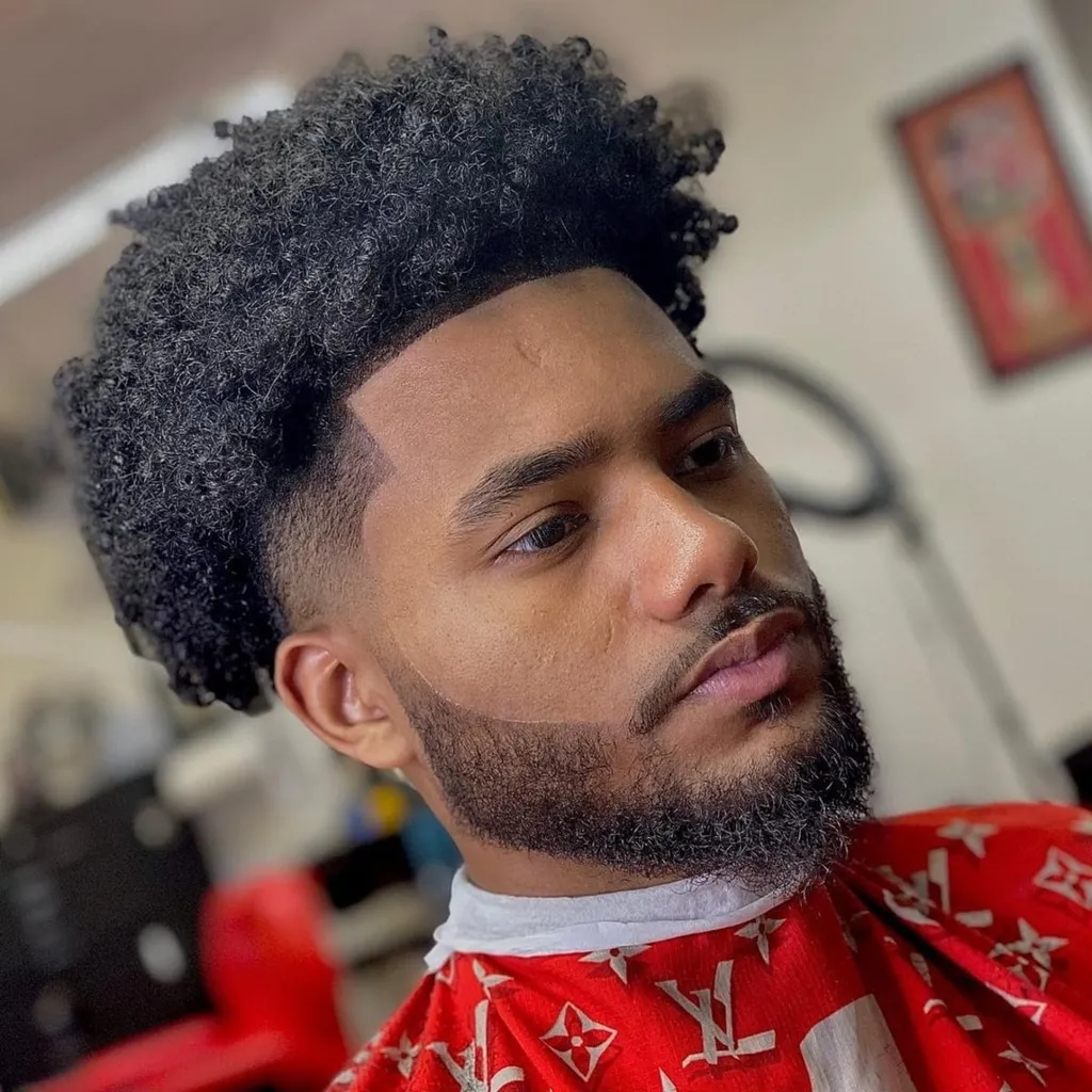 곱슬거리는 헤어스타일로 페이딩하기' title=