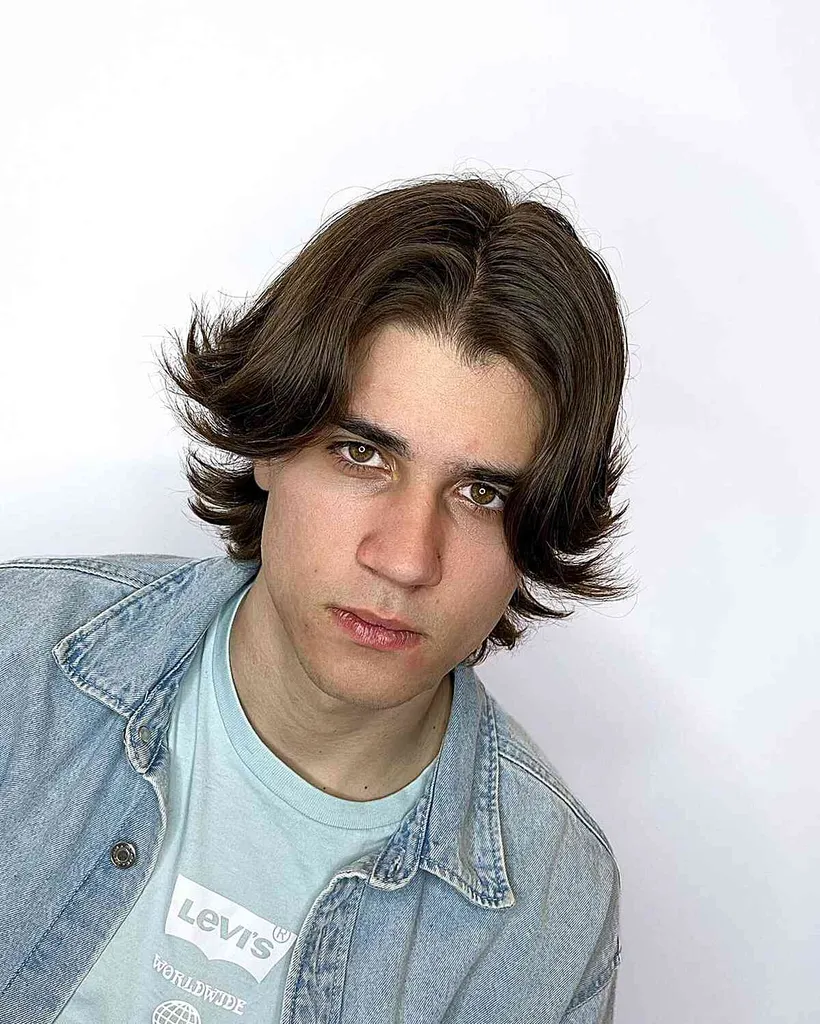 Midtdelte vinger for unge menn' title=