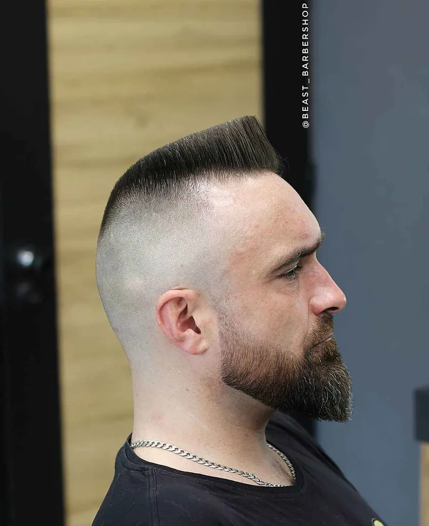 Coupe de cheveux semi-plate' title=