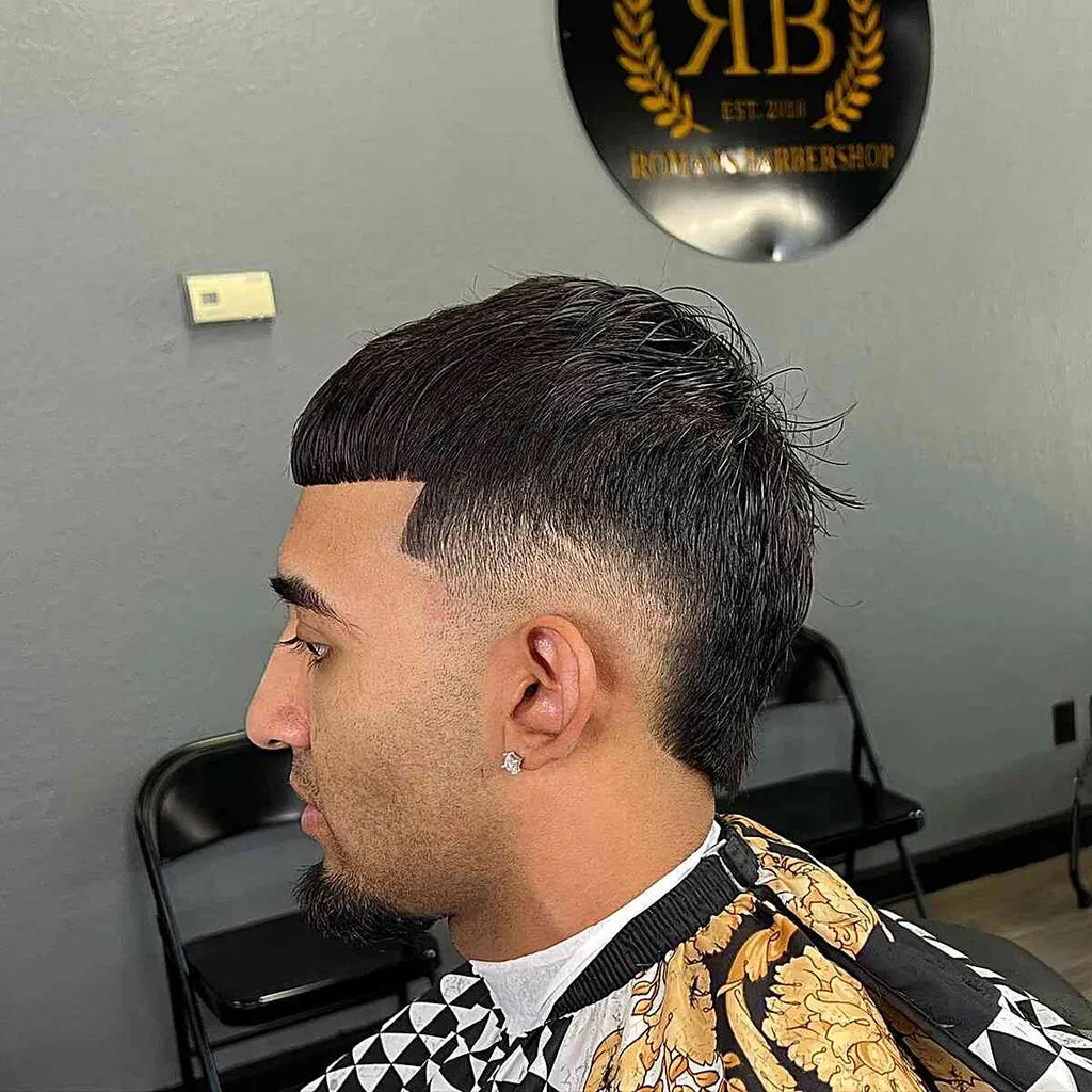 Low Burst Fade Line-ontwerp op golvend haar voor jongens' title=