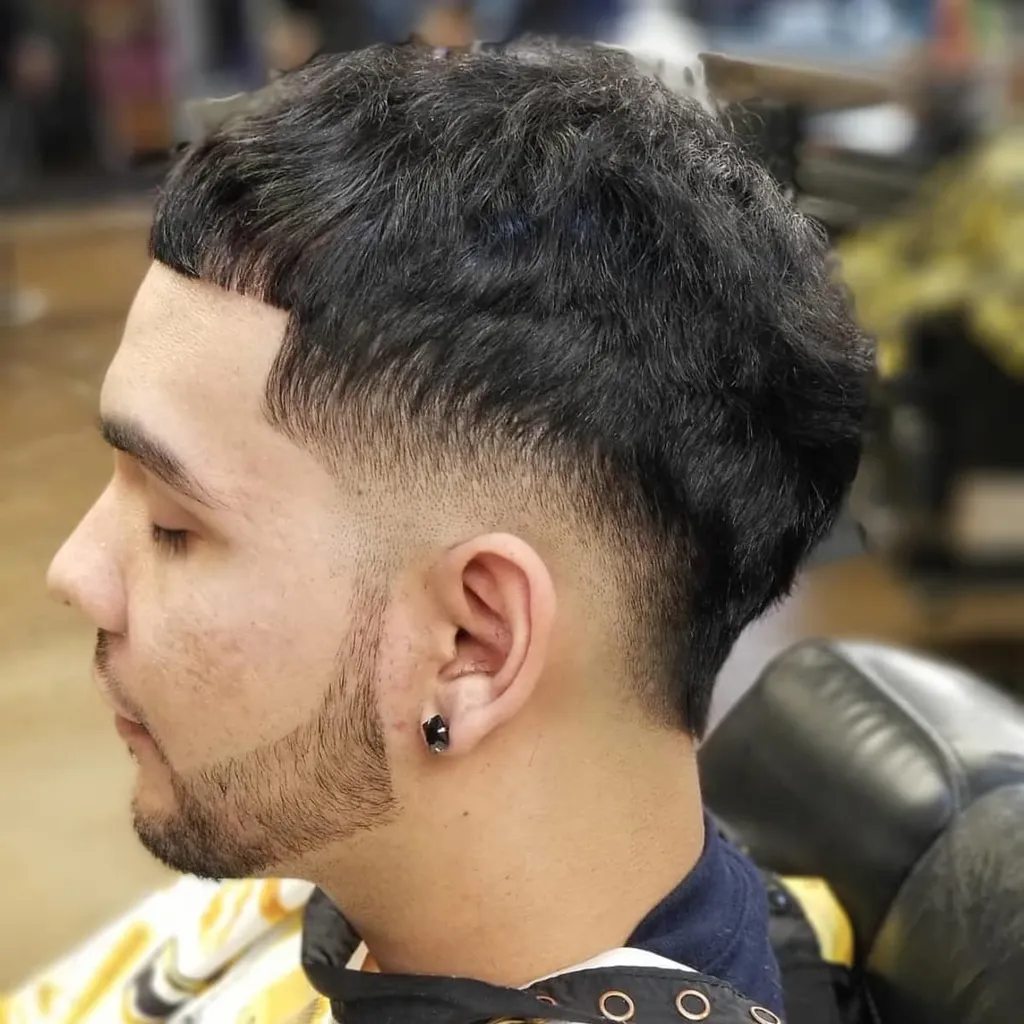 Neurejena pričeska z linijo za moške' title=