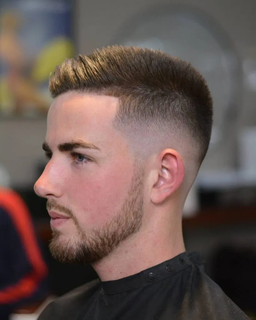 Mittlerer Fade-Haarschnitt mit Bart' title=