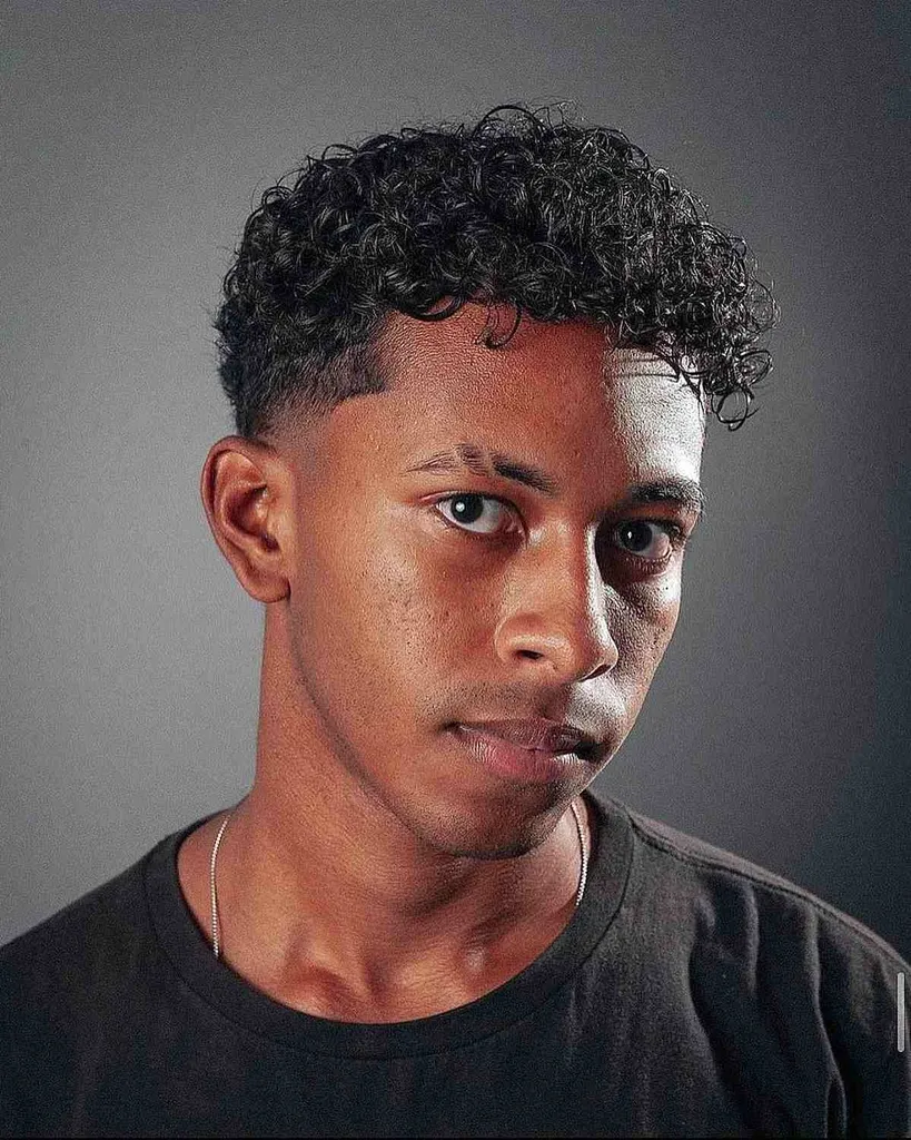 男性用アンダーカットとフリンジ付きのテクスチャードカール' title=