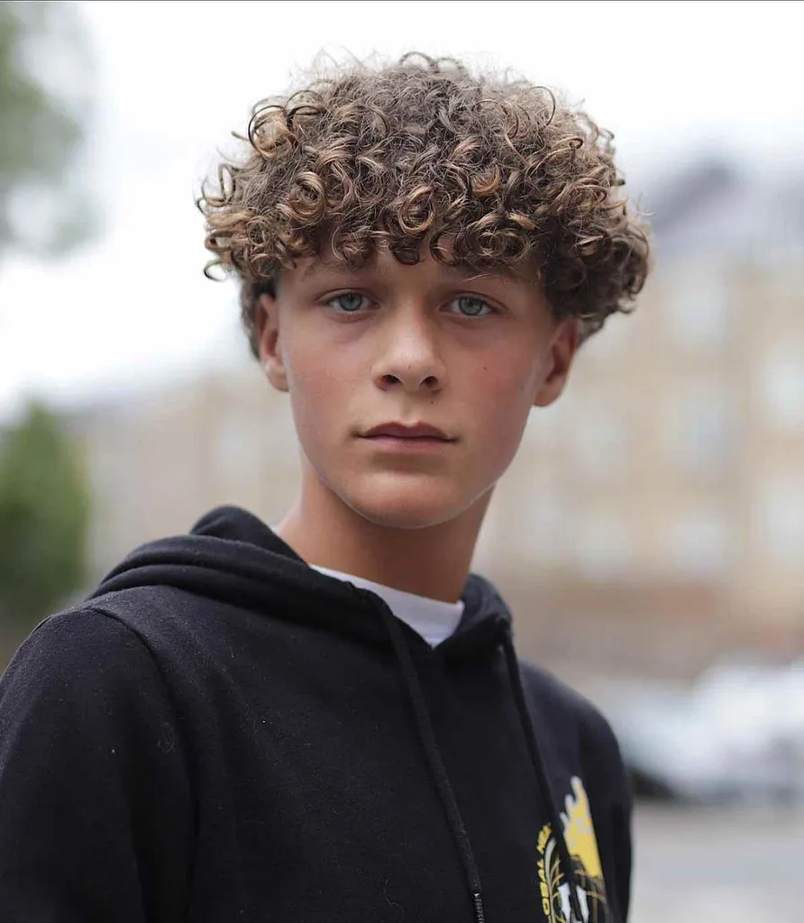 男性のためのベストカーリーヘアスタイル107（ヘアカットのアイデア）' title=