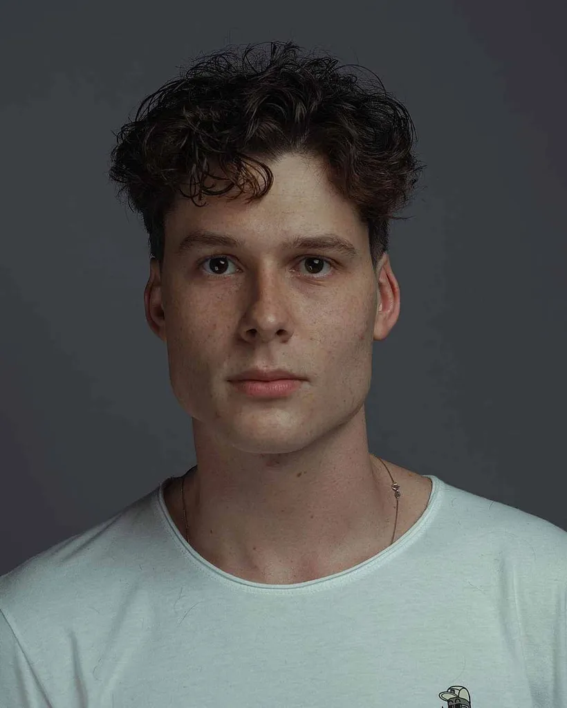 男性のためのベストカーリーヘアスタイル107（ヘアカットのアイデア）' title=